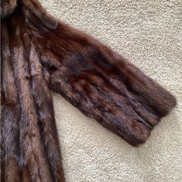 WOMEN’S KNEE LENGTH MINK COAT - Picture 4 of 8